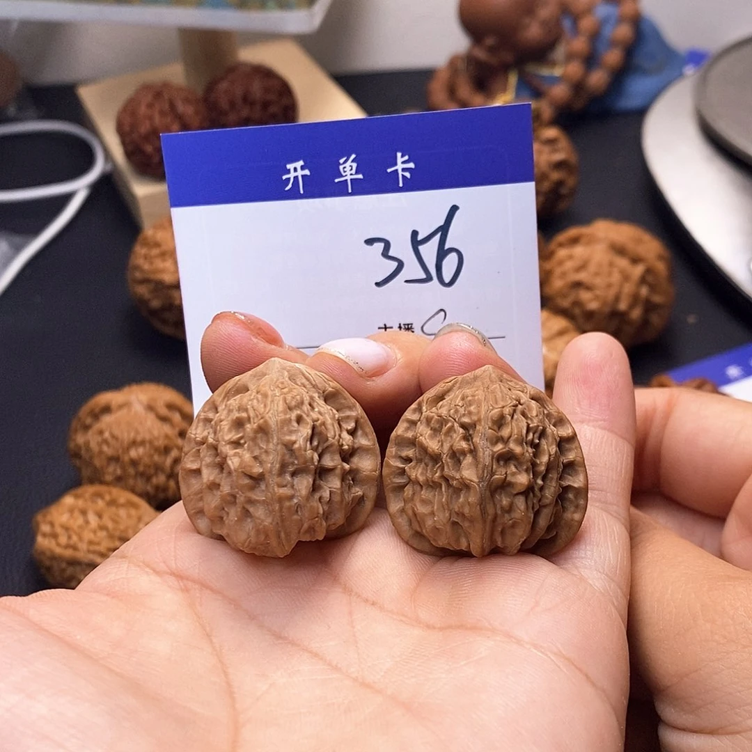 桃核吊坠红狮子30无刀痕s