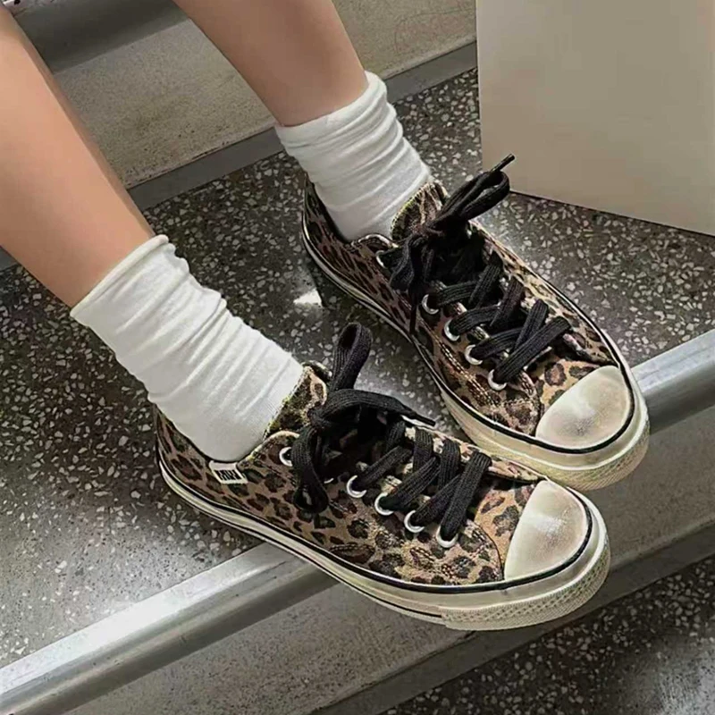 诗歌兰豹纹低帮休闲板鞋女2025新款真皮做旧轻便百搭运动鞋0802-1