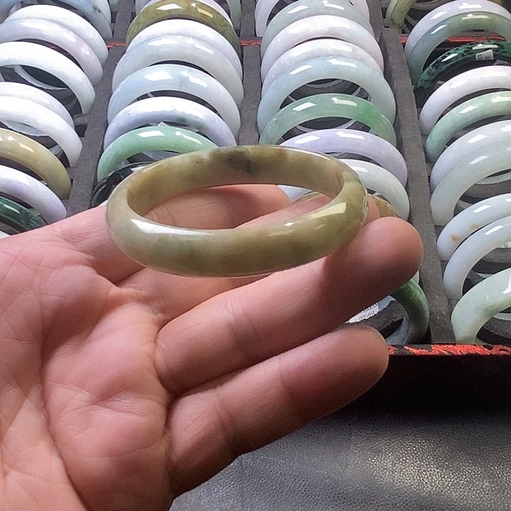 翡翠未镶嵌手镯4、贵妃