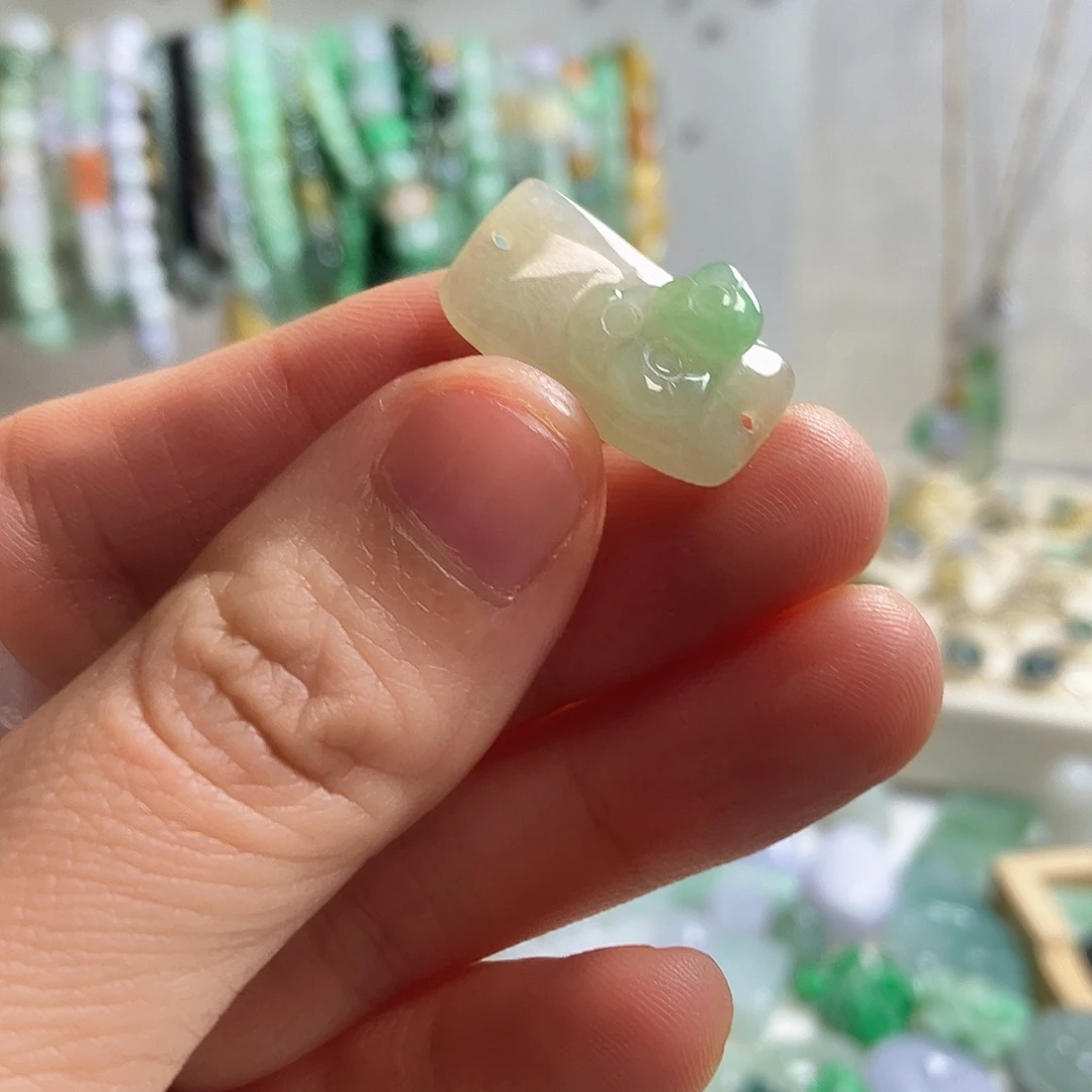 翡翠未镶嵌颈饰16