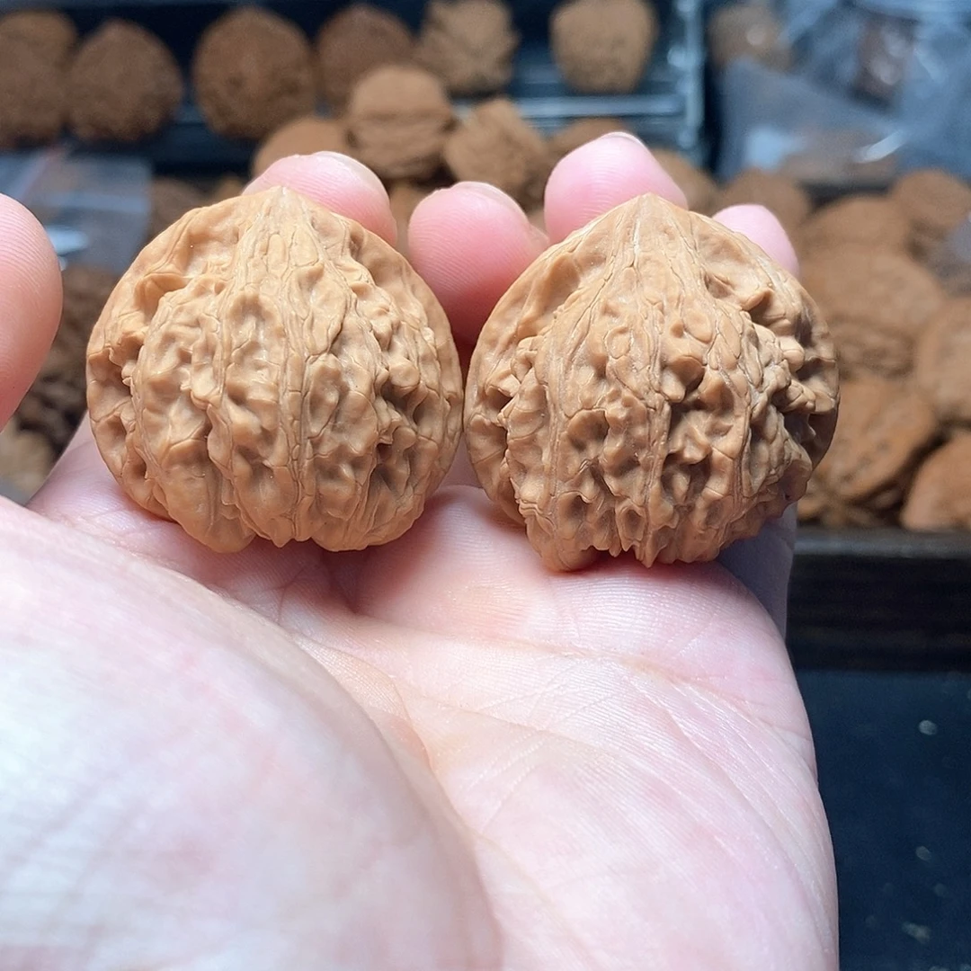 1文玩核桃龙纹印37-372