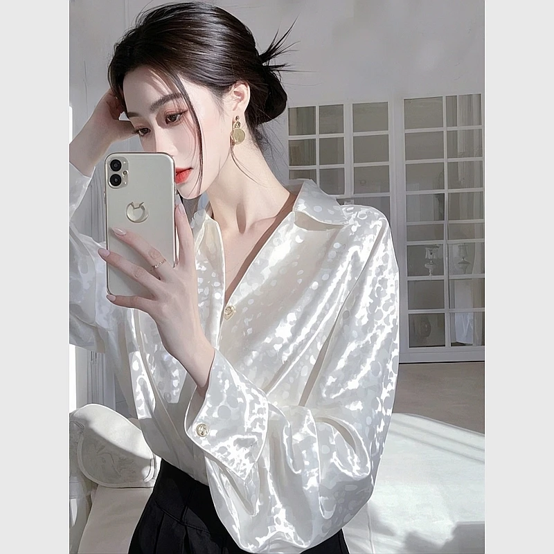 今年爆款白色长袖缎面衬衫女款2025早春新款韩系宽松百搭法式上衣