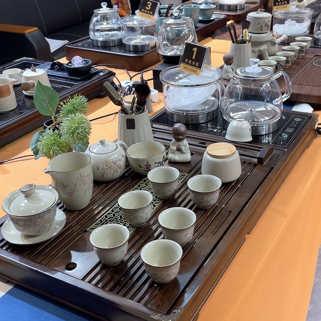 瓷片茶盘的形状有着类似