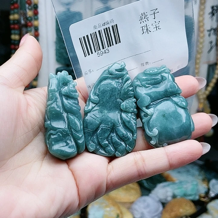 颈饰足铂镶嵌翡翠翡翠