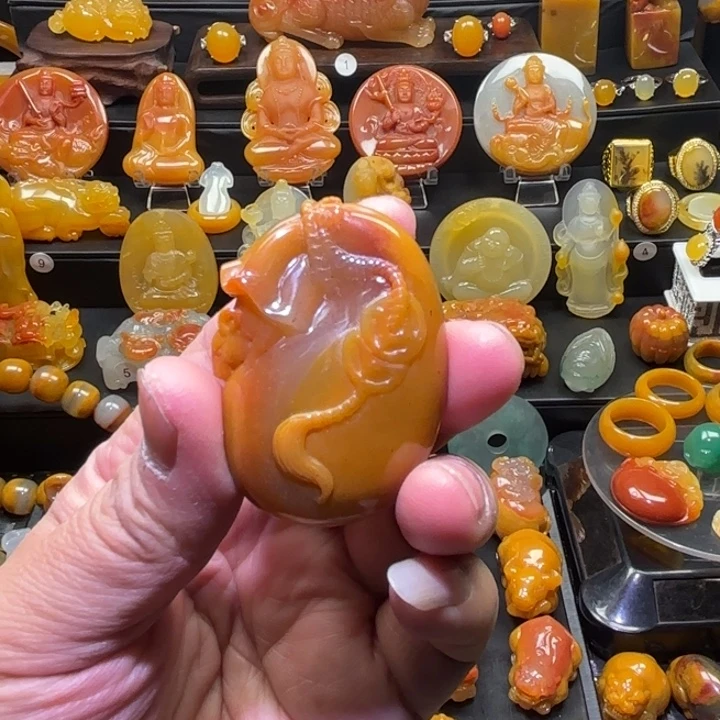 石英质玉（黄龙玉）未镶嵌颈饰