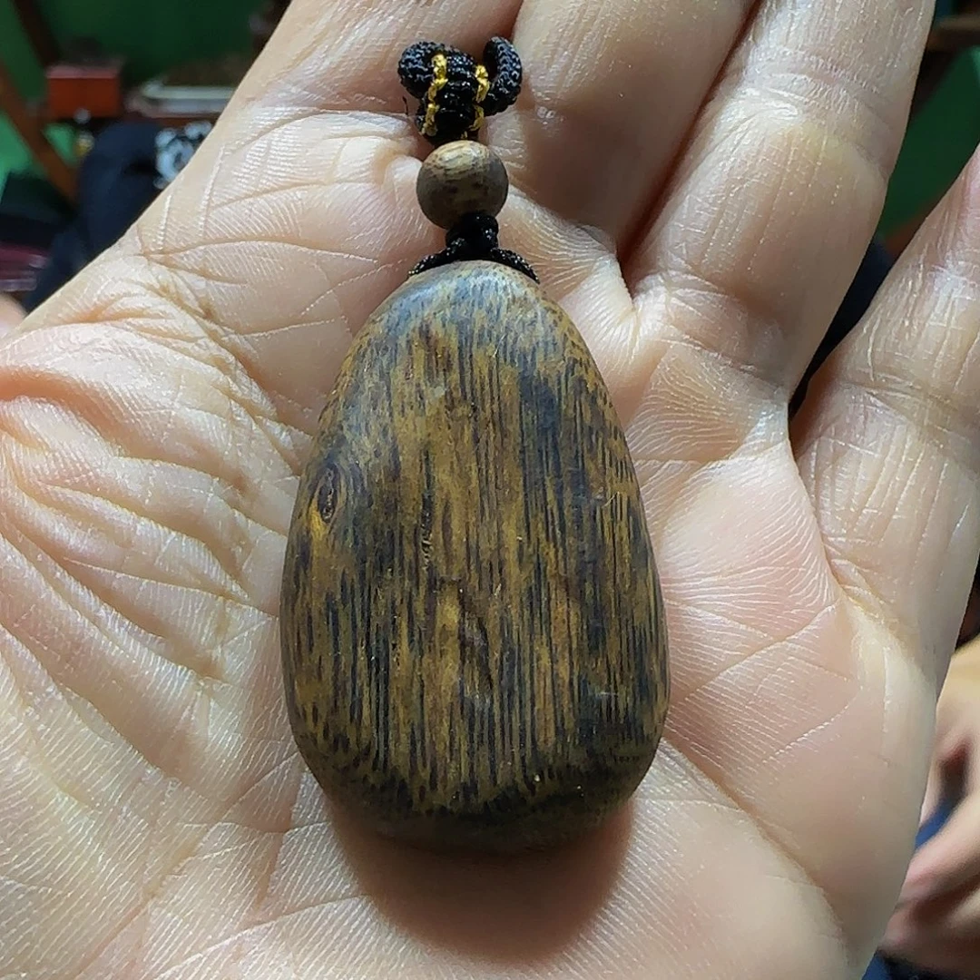 沉香沉香碎屑海南白奇乌身瘤疤带绳6.6克