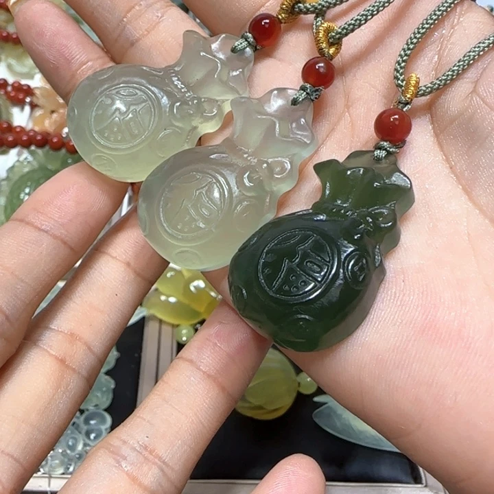 蛇纹石玉未镶嵌吊坠