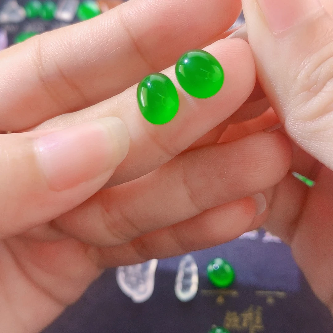 翡翠未镶嵌颈饰毕业款大绿蛋一对