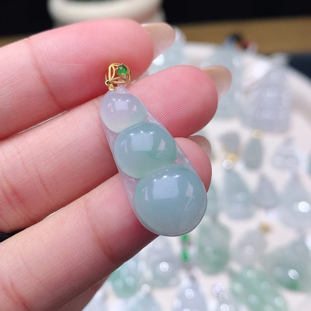 颈饰18K金镶嵌翡翠福豆
