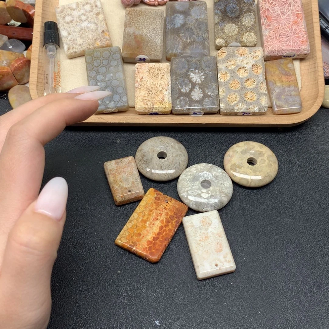 一***友硅化珊瑚（珊瑚玉）未镶嵌颈饰