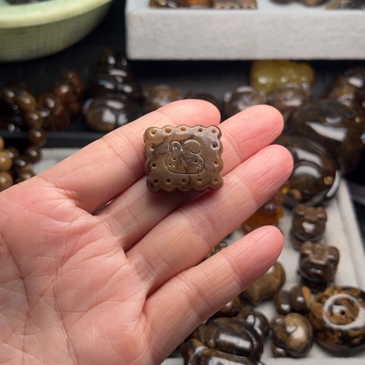 琥珀未镶嵌颈饰饼干
