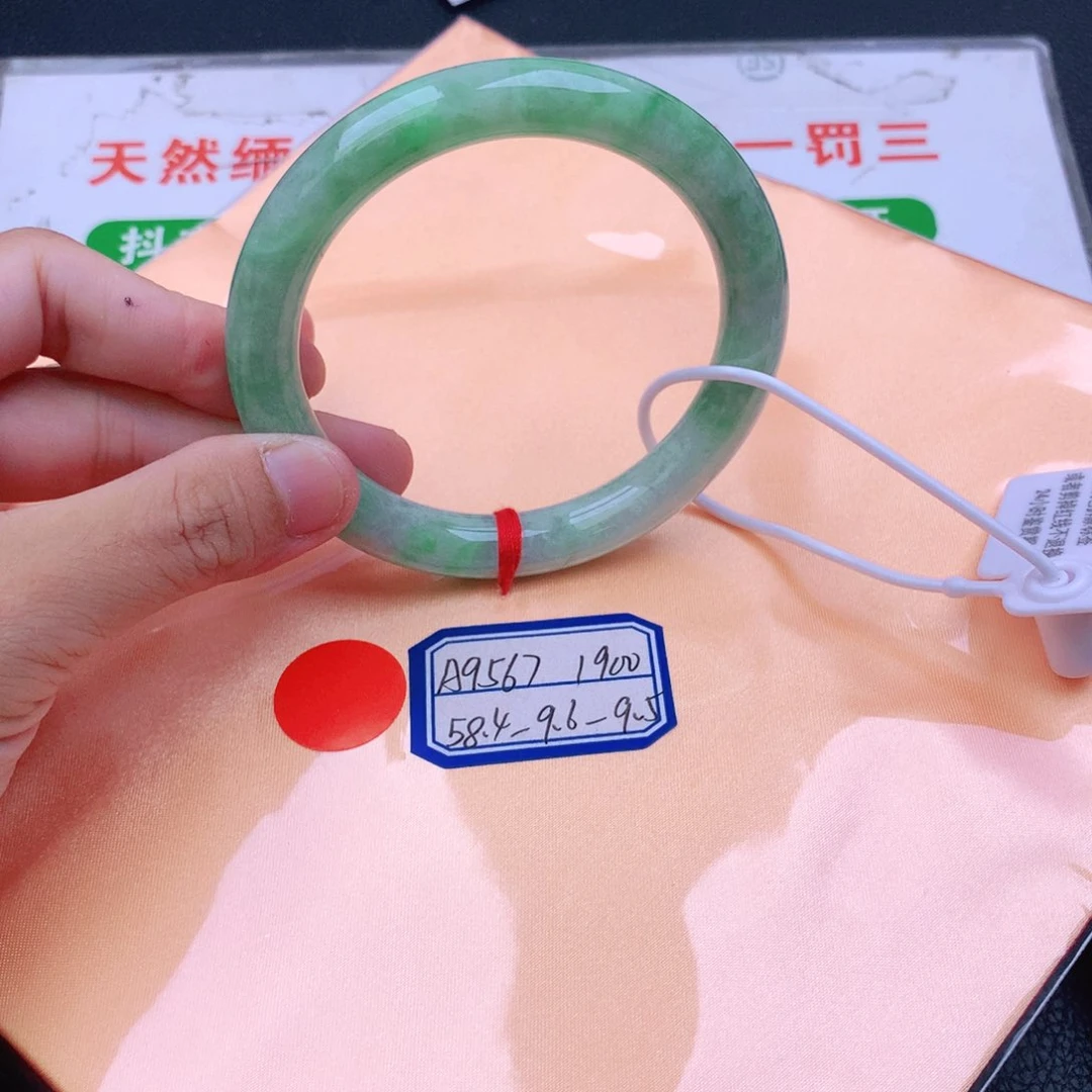 翡翠手镯未镶嵌翡翠