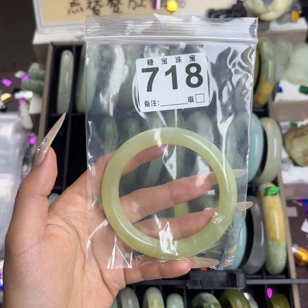 未镶嵌蛇纹石玉手镯芋**波