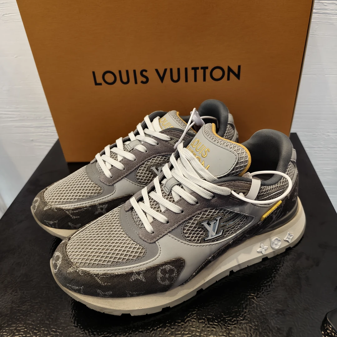 99新 LouisVuitton/路易威登 新款灰色老花飞翼系列运动鞋