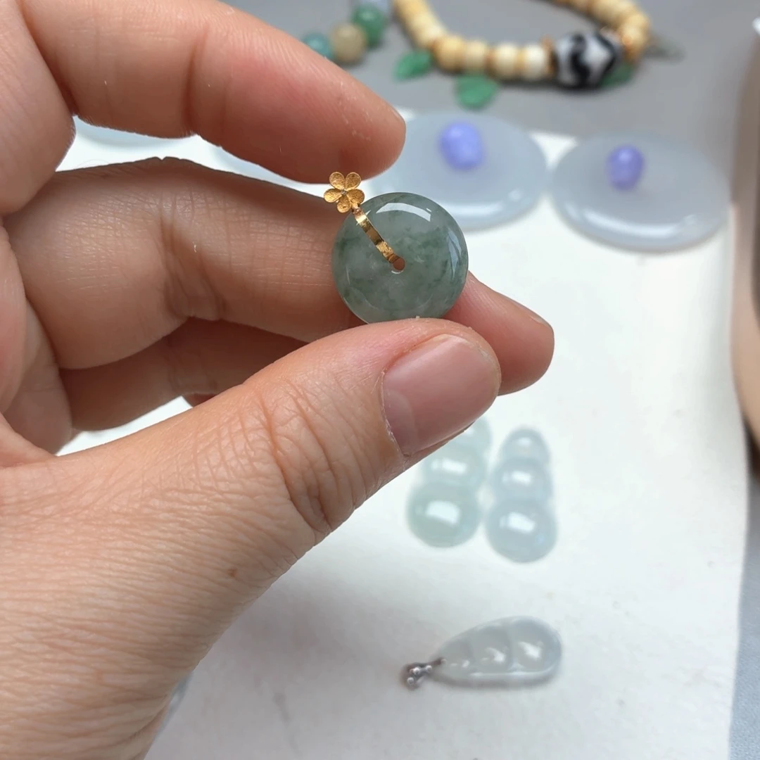 翡翠18K金镶嵌颈饰翡翠花扣