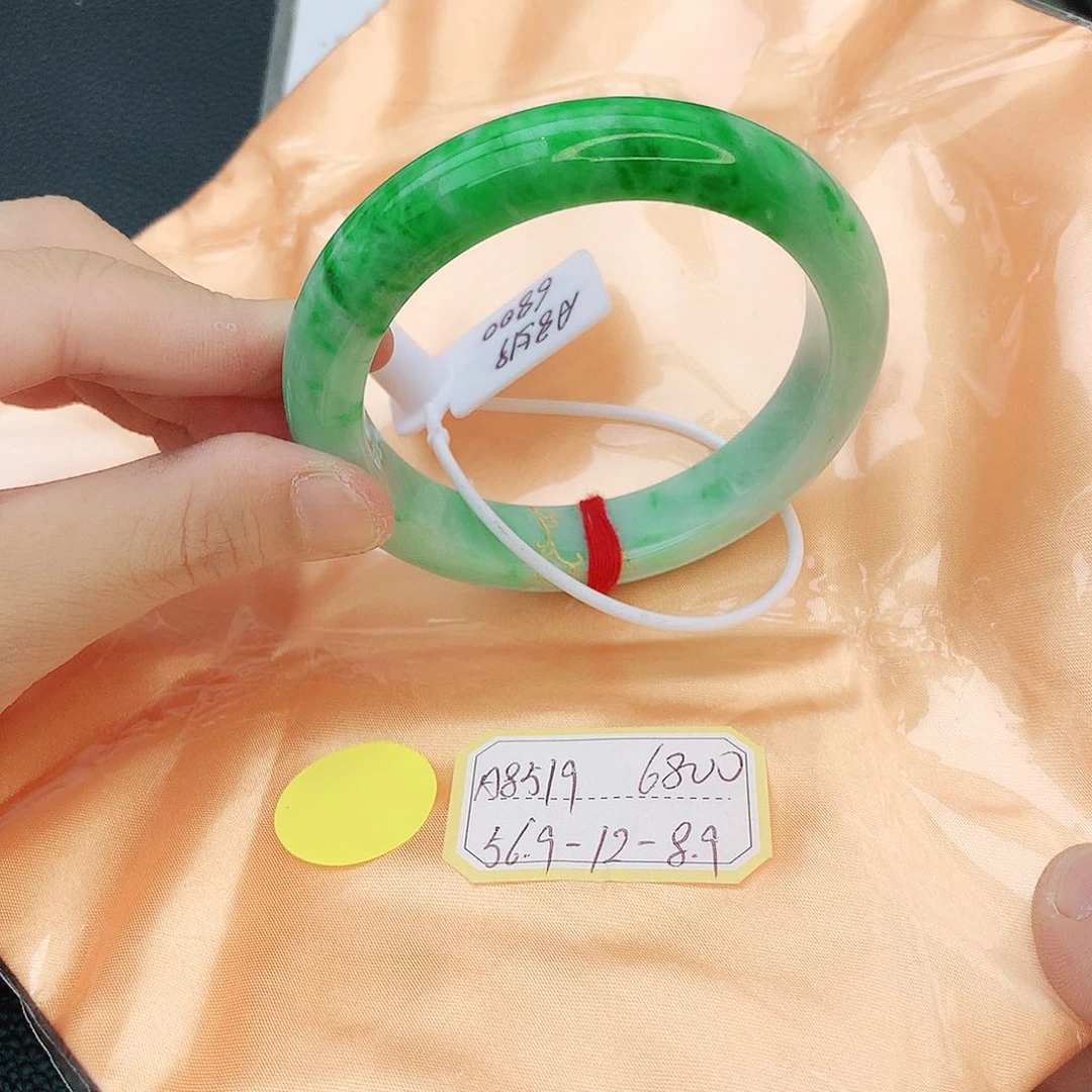 翡翠手镯未镶嵌翡翠