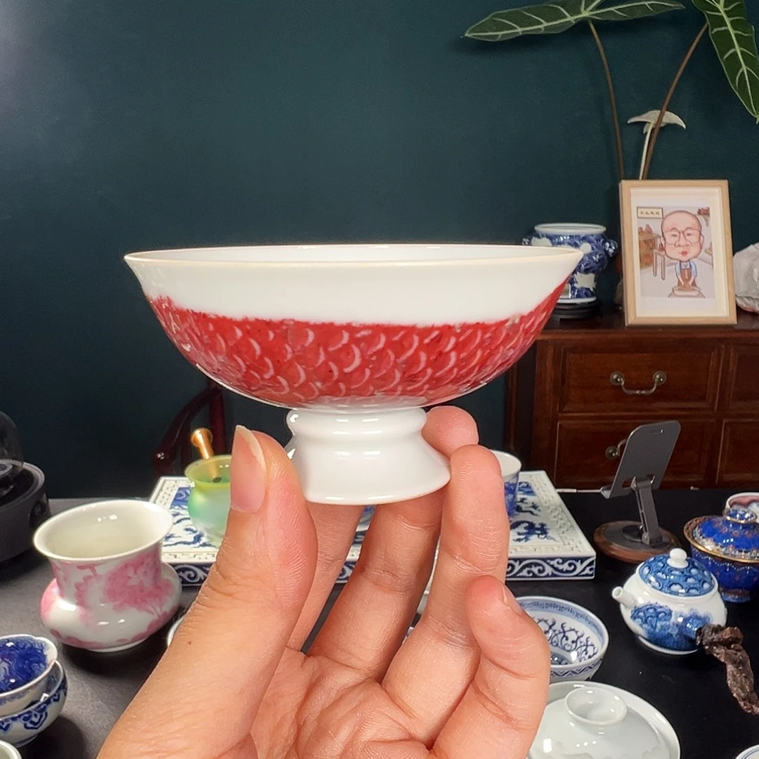 釉里红高足鱼杯。