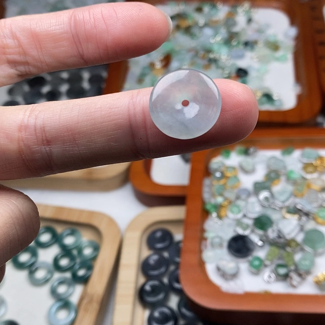 翡翠颈饰未镶嵌平安扣