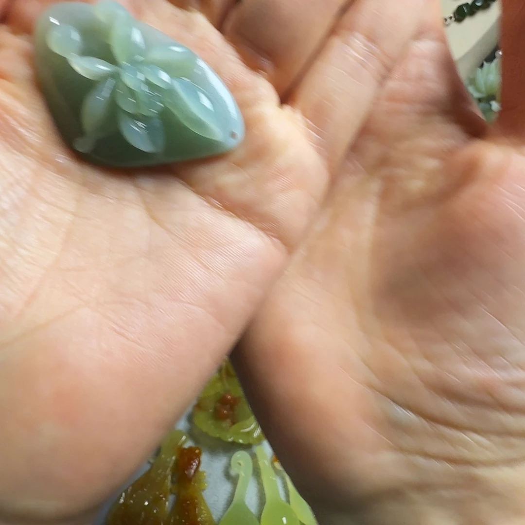 淮***瑜蛇纹石玉未镶嵌颈饰