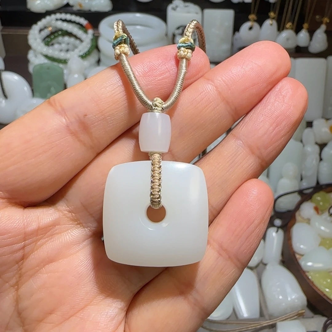 青***磁和田玉未镶嵌颈饰