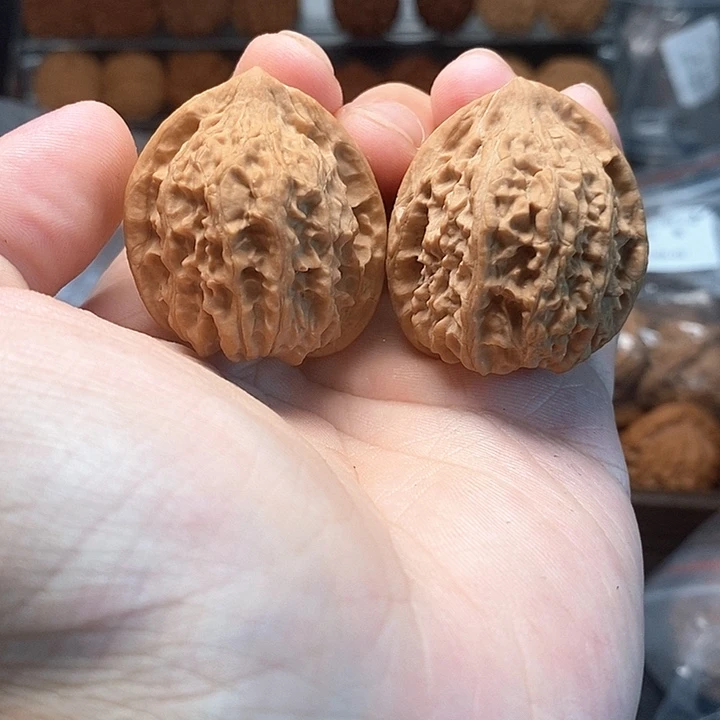 1文玩核桃独角樽鸡心35-200