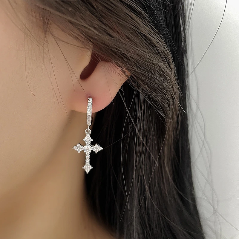 铜合金合成锆石耳饰 情人节小众耳钉女菱形锆石十字架嘻哈痞帅