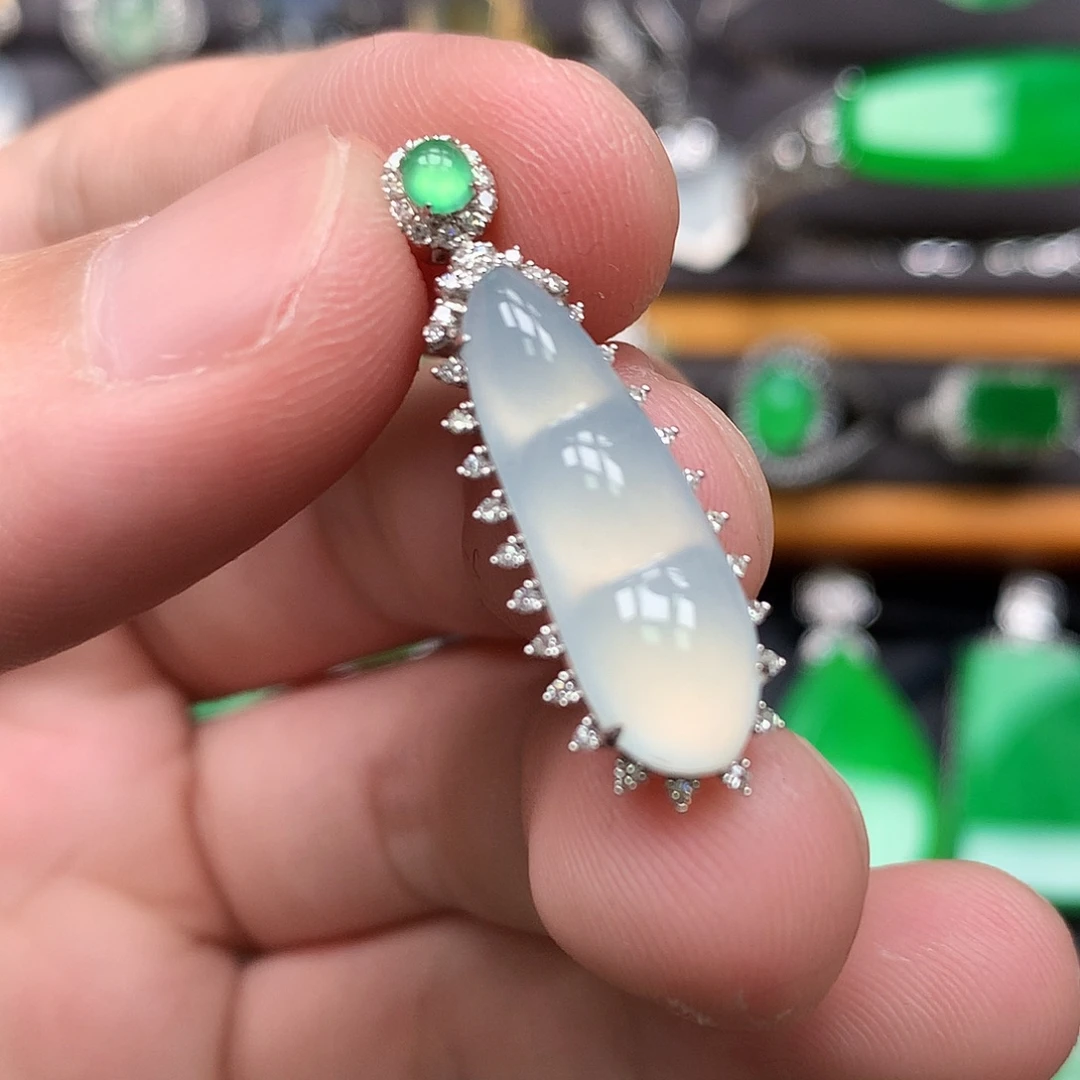 翡翠18K金镶嵌颈饰