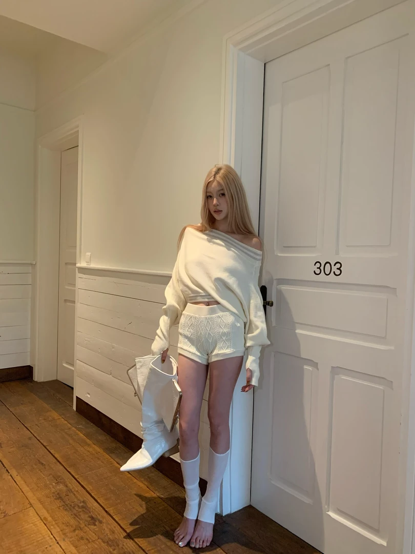 2025秋季新款软糯宽松一字肩套头长袖针织衫配修身显瘦针织短裤女