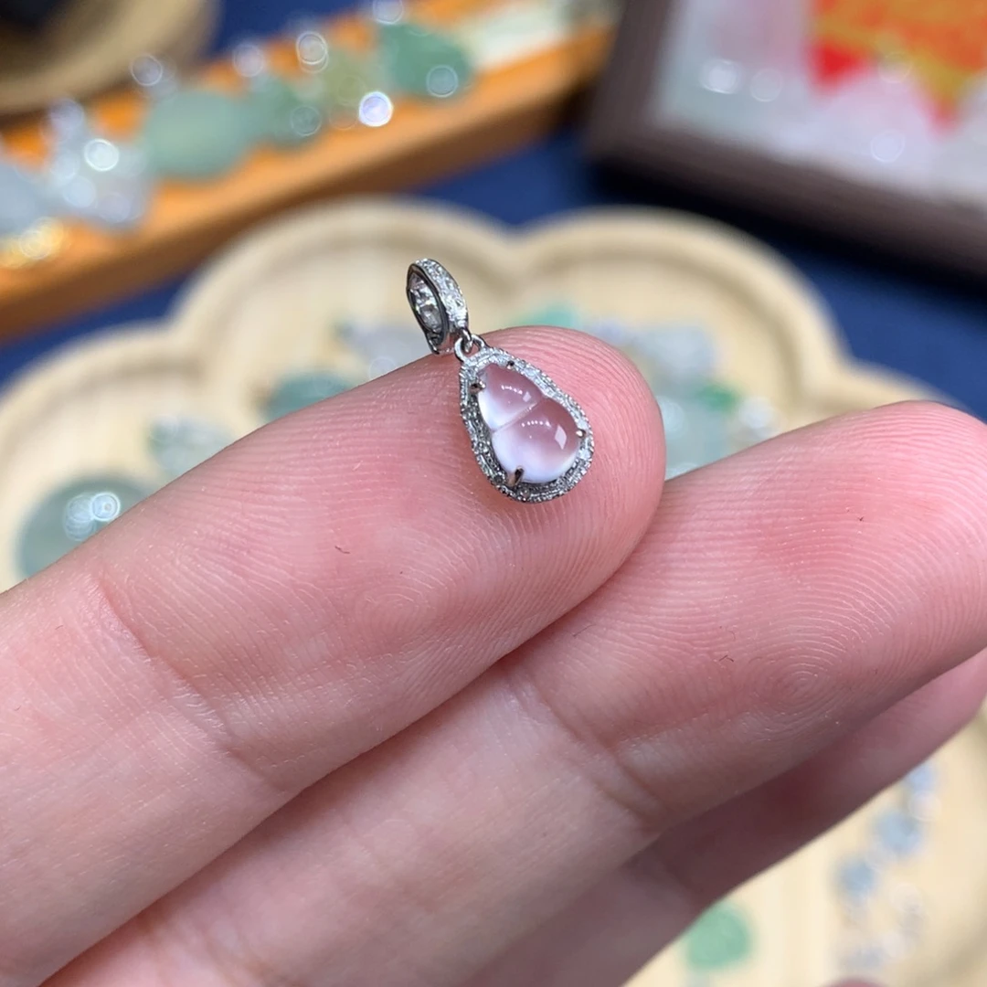 翡翠18K金镶嵌颈饰葫芦