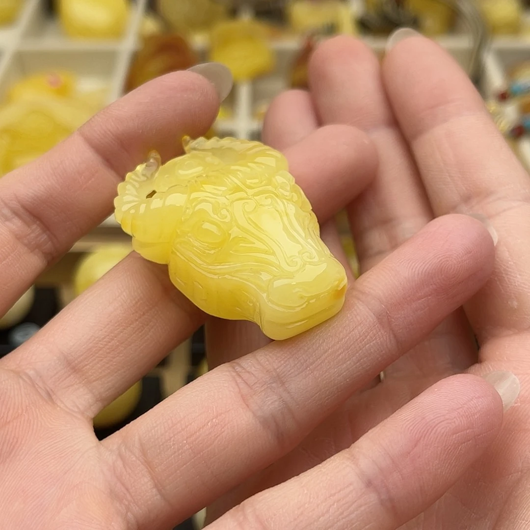 裸石琥珀未镶嵌蜜蜡雕刻牛头鸽
