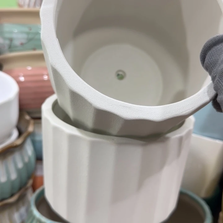 凑9块包邮，有孔，陶瓷花盆