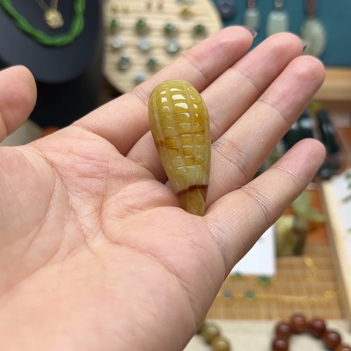 程***心蛇纹石玉未镶嵌颈饰