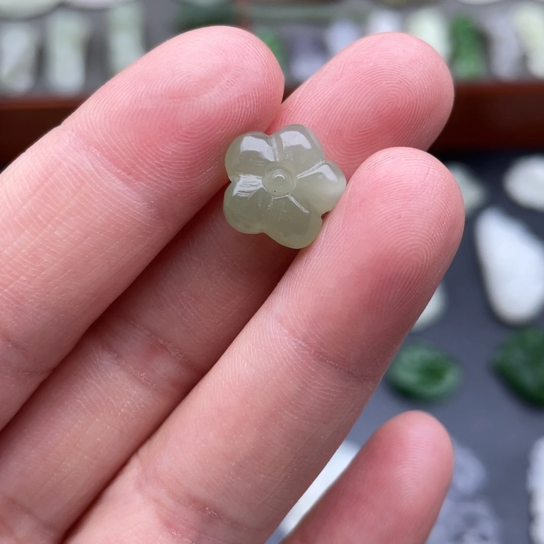 和田玉未镶嵌颈饰小花花小配饰