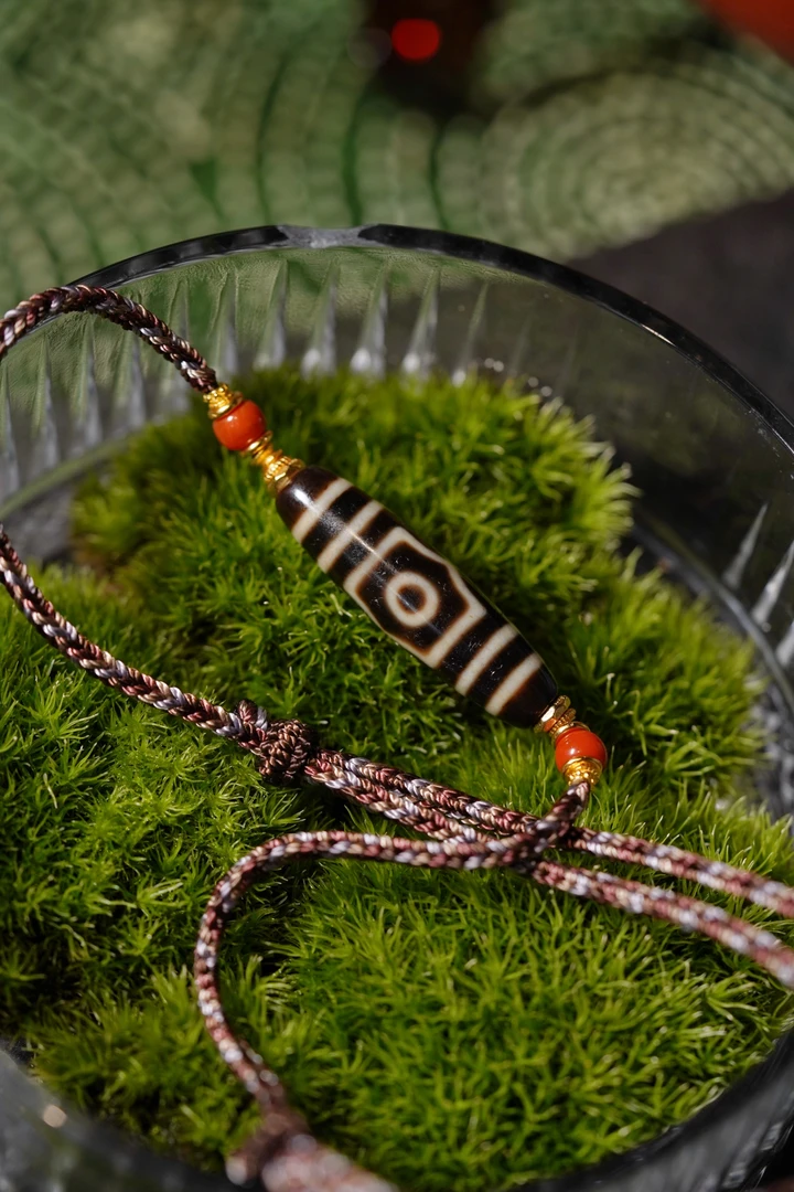 全新原创设计款宝盖三眼天珠 两侧口线质感很舒服的一颗 很推荐