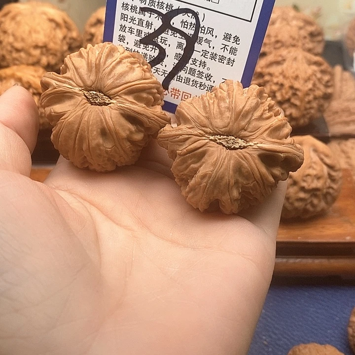 辉***空吊坠桃核白狮子头45
