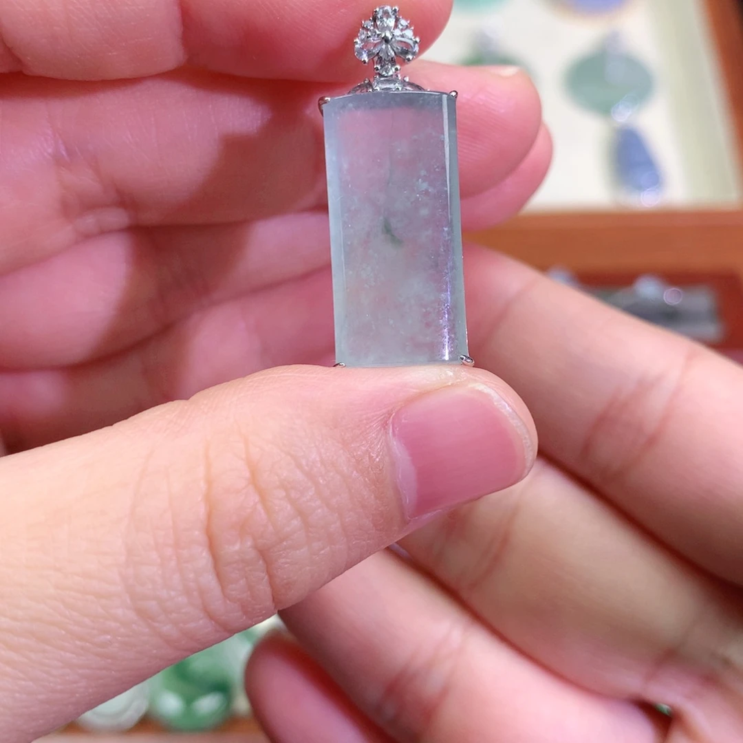 颈饰18K金镶嵌翡翠