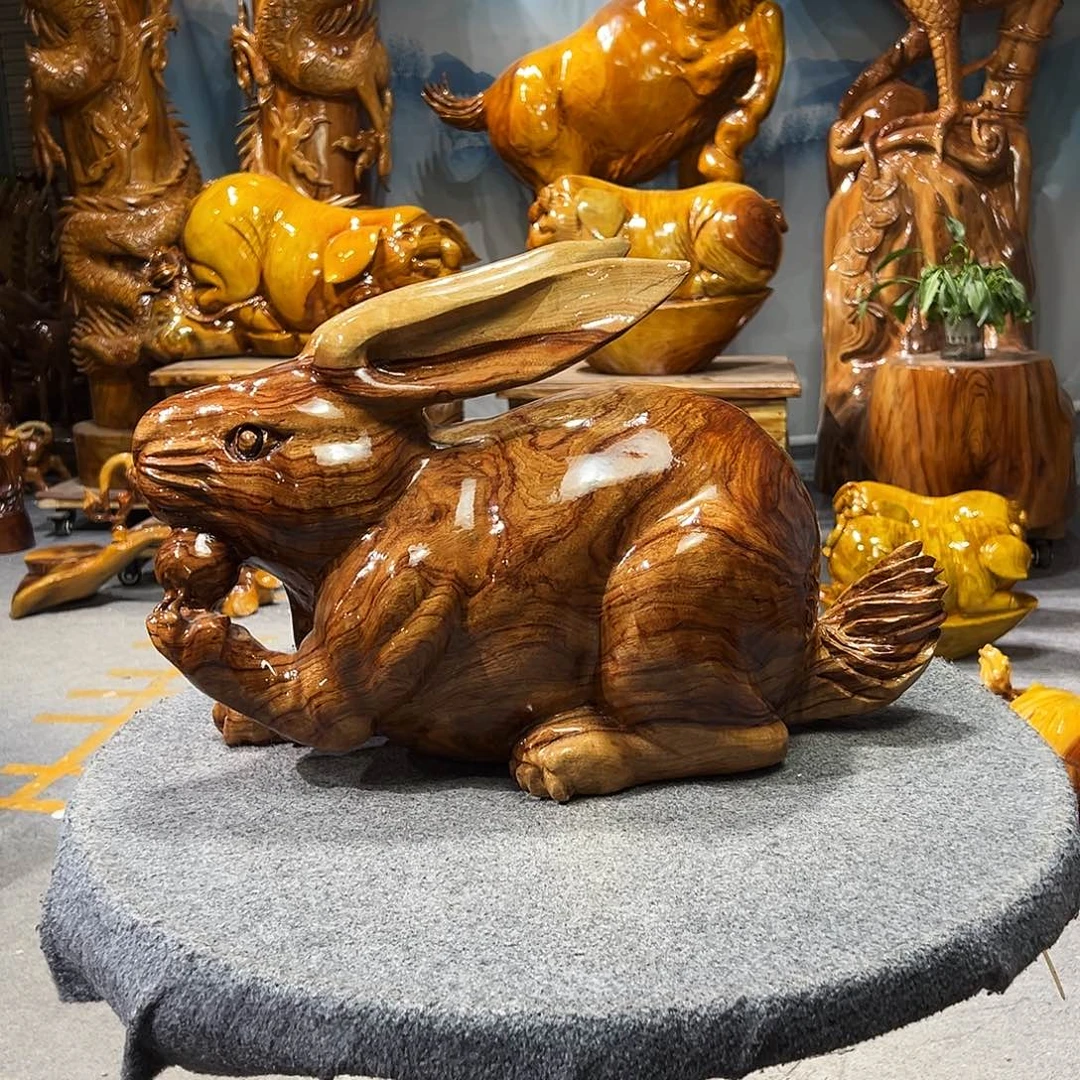 香榧木香樟木一体成型兔子雕刻摆件