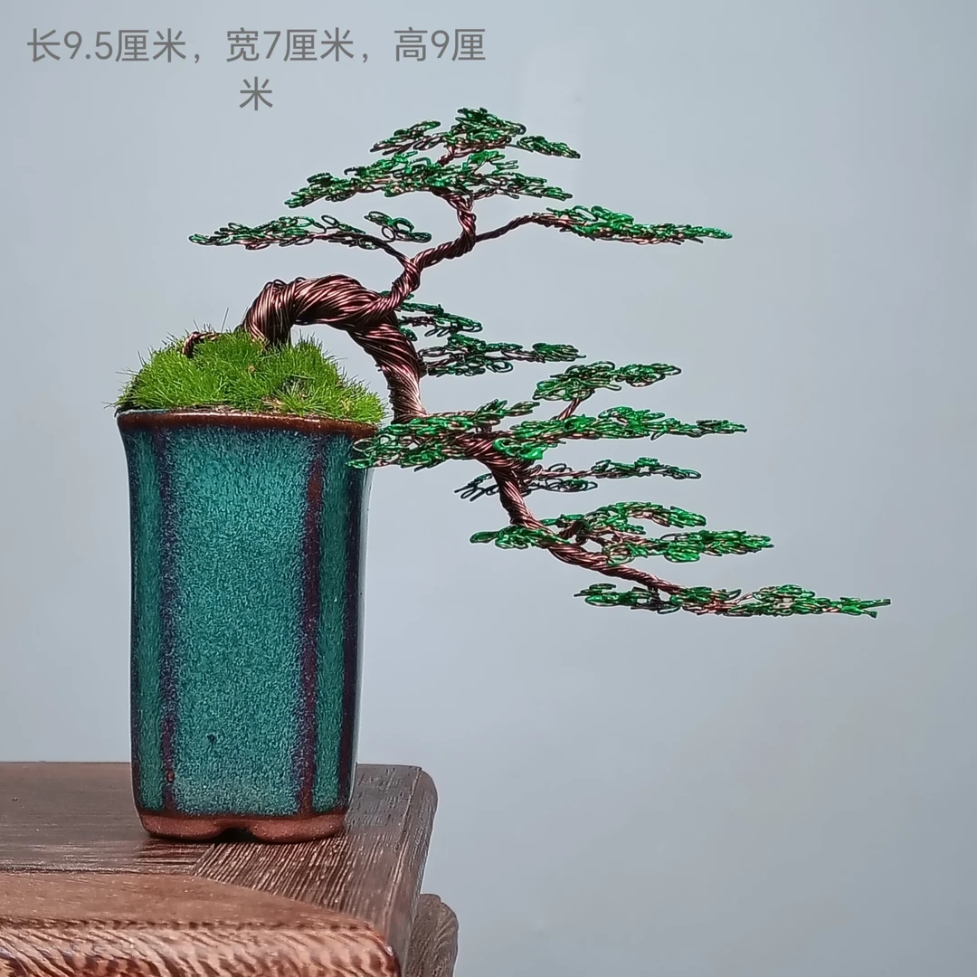 手工盆景，材质；树为彩色铁丝，花盆：紫砂花盆，绿叶是用丙烯颜料。