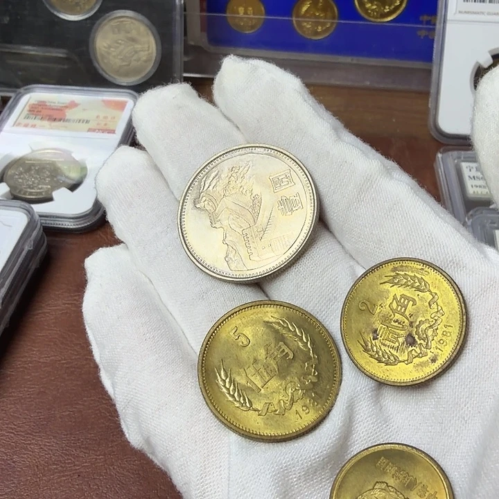 其他普通金属81长城纪念币一套