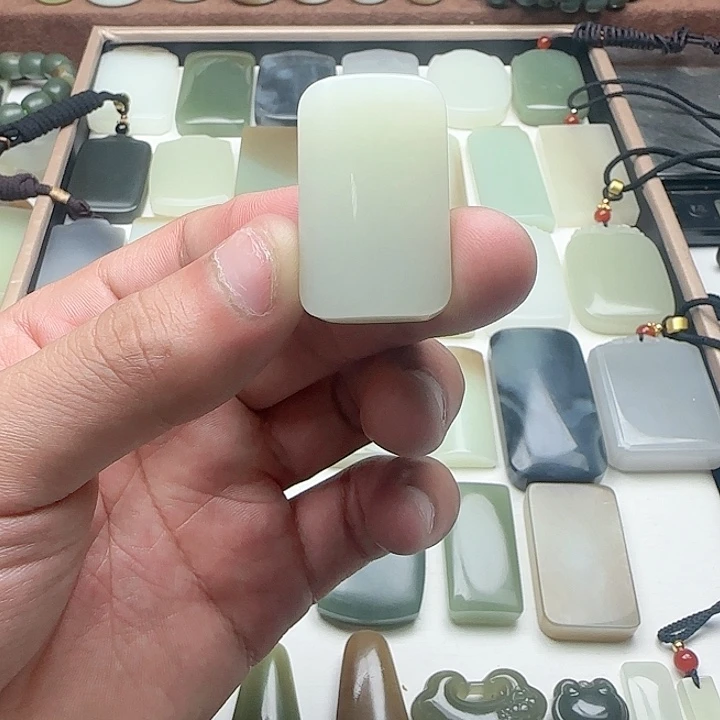 和田玉未镶嵌颈饰炊**水