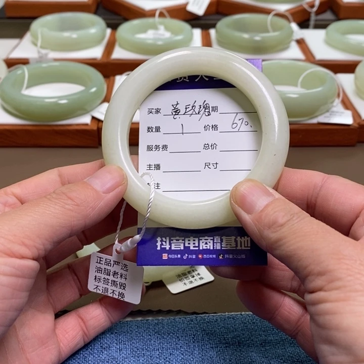 黄***瑰和田玉未镶嵌手镯