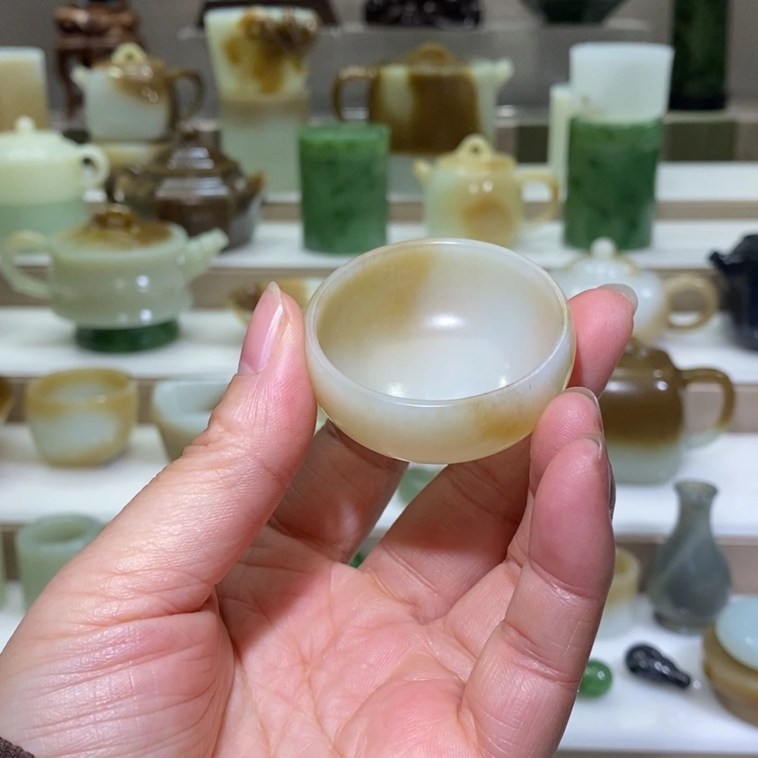 和田玉把件未镶嵌M**k一口杯