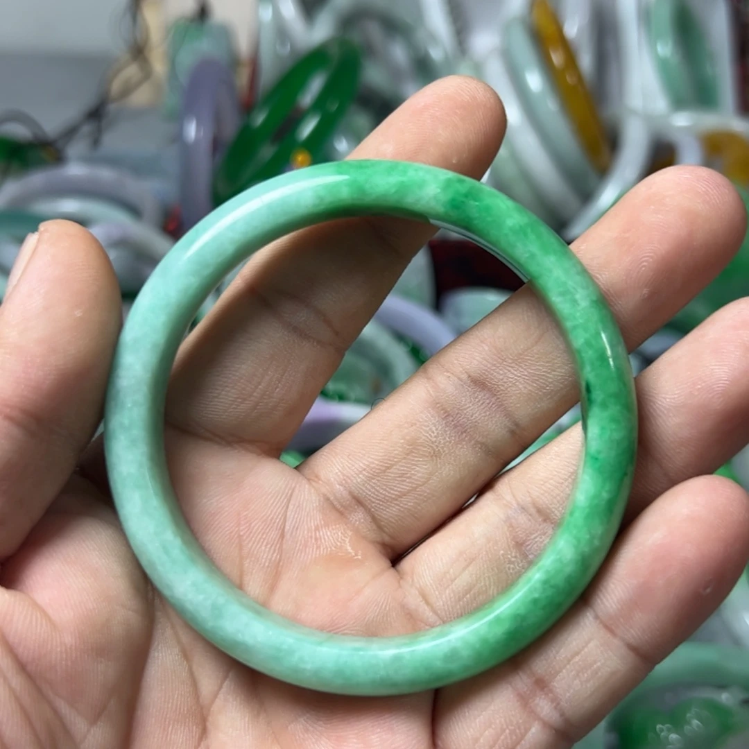 翡翠未镶嵌颈饰手镯