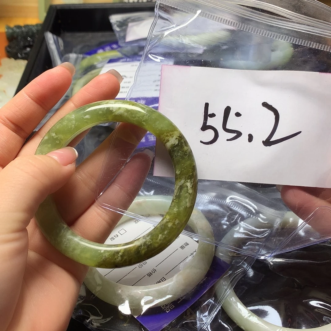 蛇纹石玉颈饰合金