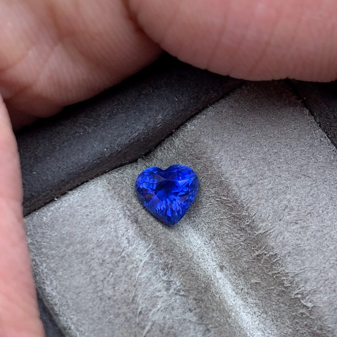 蓝宝石裸石未镶嵌耶****n无烧1.36克拉皇家蓝
