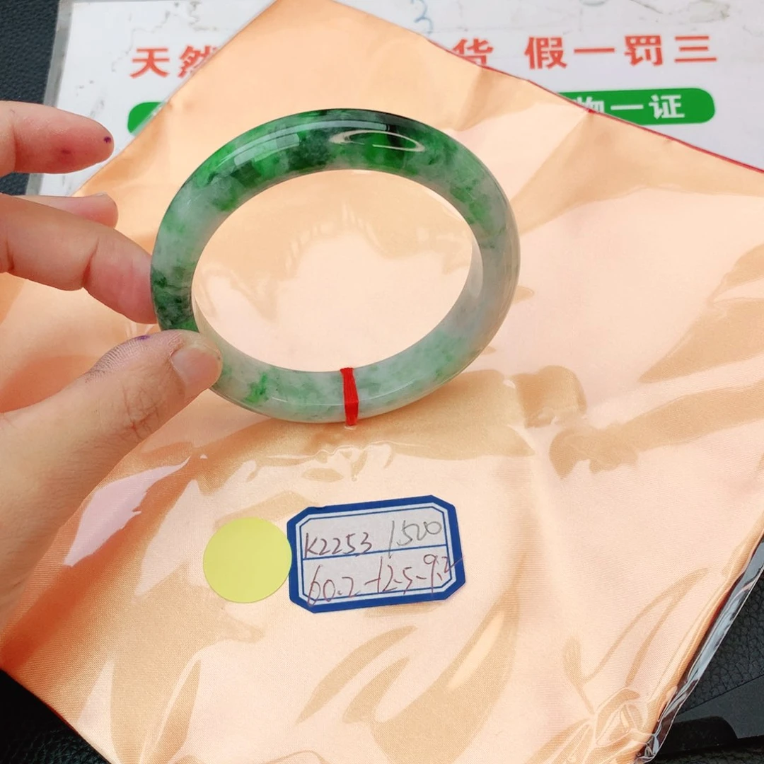 翡翠手镯未镶嵌翡翠