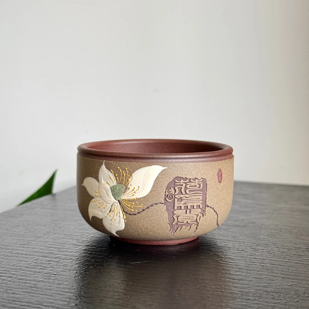 宜兴紫砂坭香阴阳手刻荷为贵主人杯原矿底槽清粉蟹壳青茶杯110ml