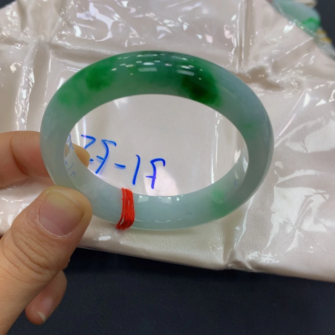 翡翠手镯未镶嵌翡翠