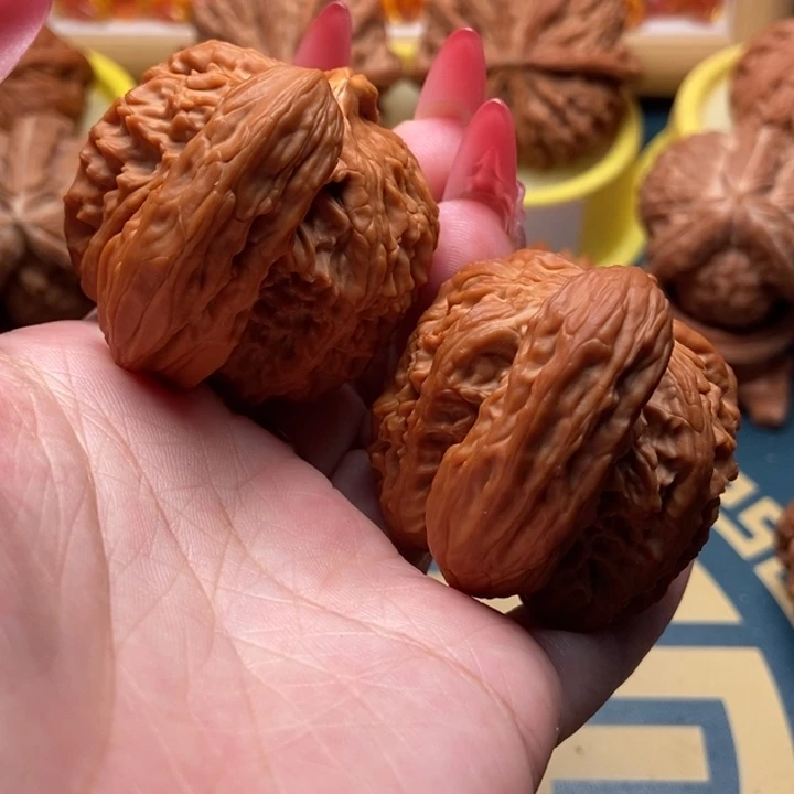 文玩核桃把件白狮子犀牛角 48 犀牛望月