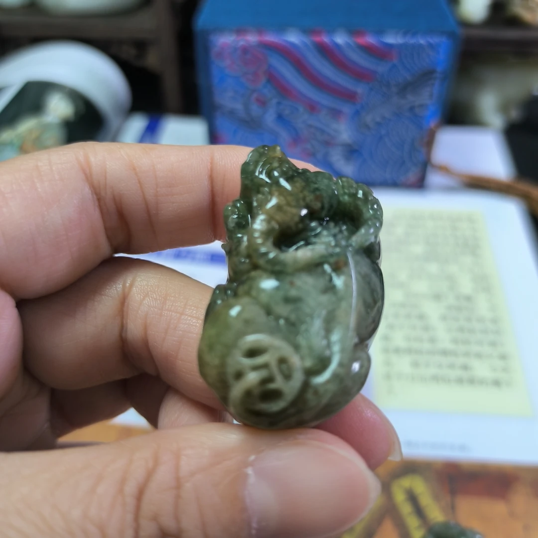 天然岫玉精品高冰花玉俏色牛气冲天牛转乾坤吊坠(多样性发其一)